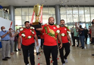 Paann Aslan Okullu  konfetiler ve ieklerle karland